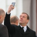 Дмитрий Медведев с айфоном